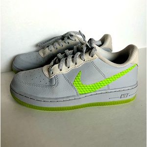 Nike Air Force 1 Low
Wolf Grey Ghost Green  size  1Y